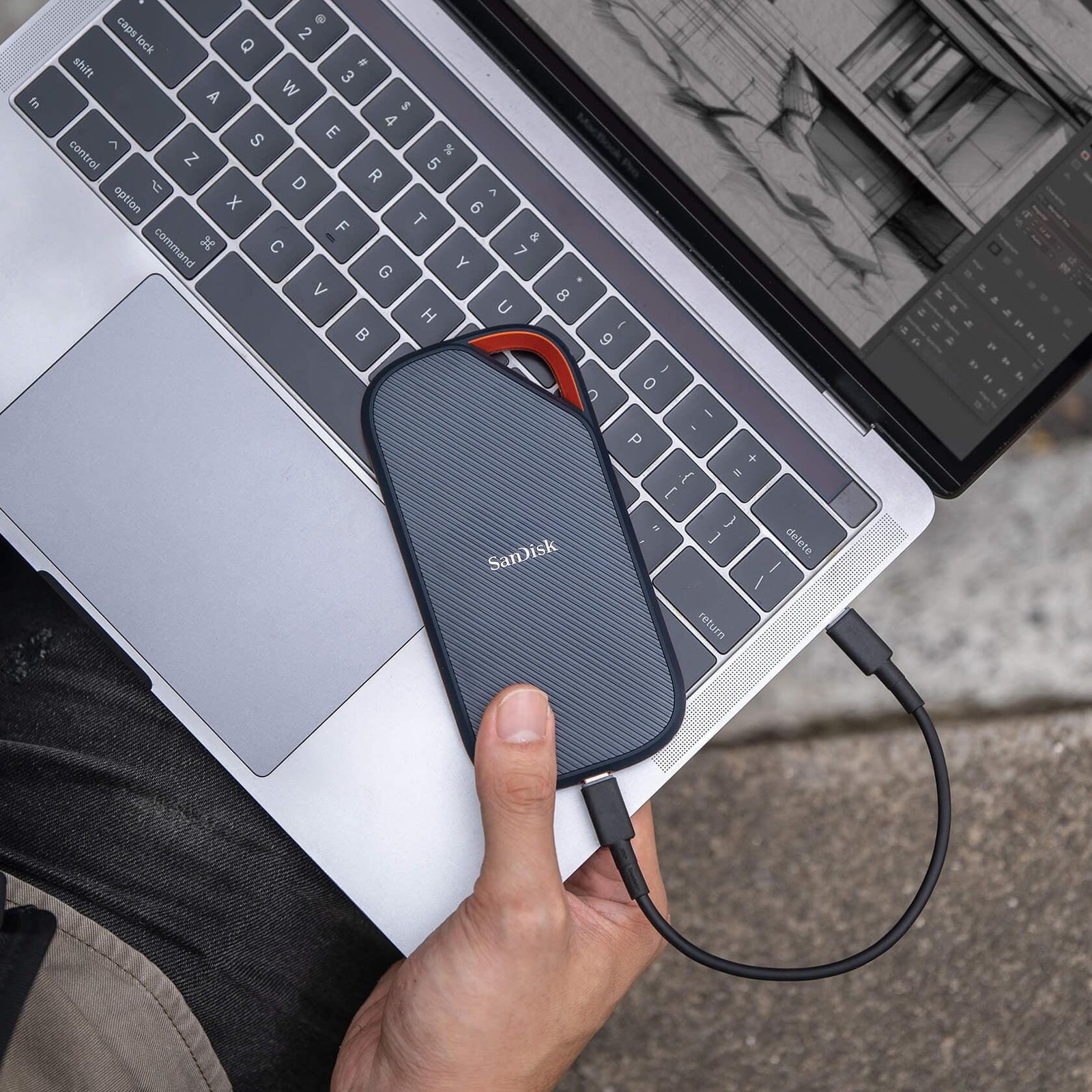 Harddisk SanDisk 4TB SDSSDE61-4T00-IN25 | Extreme Portable SSD 1050MB/s R, 1000MB/s W, Upto 3 Meter Drop Protection with IP65 Water/dust Resistance, HW Encryption, PC, MAC & TypeC Smartphone Compatible, Black